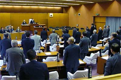 28日開かれた三条市議会で「三条地域水道用水供給企業団を組織する地方公共団体の一の減少及び規約の変更について」の提案を起立採決で可決