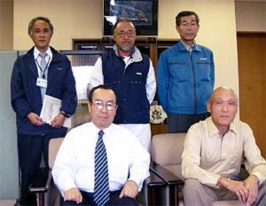 前列左から高橋燕市長、燕巨人軍の長谷川外野手、後列左から五十嵐燕市教委社会体育課長、燕巨人軍の小柳内野手、中山監督