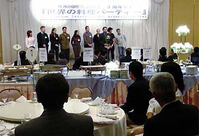4日開かれた燕市国際交流協会3周年事業「世界の料理パーティー」