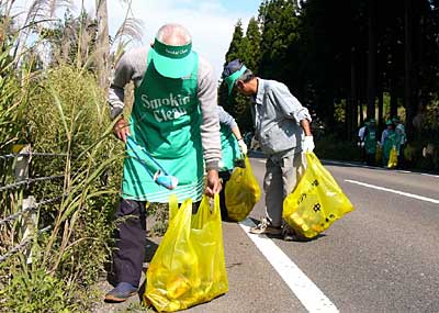 7日、三条市大平地内で行われた三条たばこ販売(協)下田支部のごみ拾い