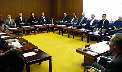11日開かれた燕市議会議員懇談会