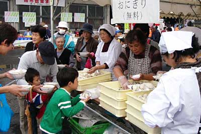15、16の2日間、燕市農業総合管理センターで開かれている燕市農業まつり