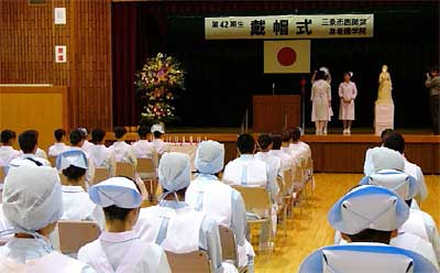 19日行われた三条市医師会准看護学院の第42期生戴帽式