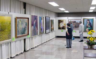 21日開幕した第30回記念燕市美術展覧会