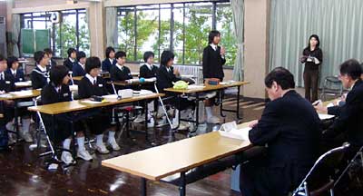 24日行われた平成17年度三条市青少年海外派遣事業のカナダ班の出発あいさつ式