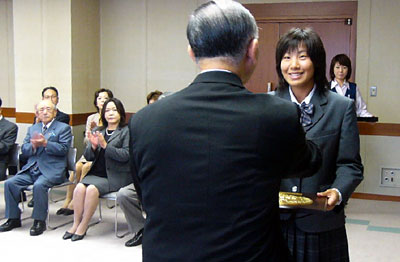 小池加茂市長から加茂市栄誉記念章を受け取る若林さん