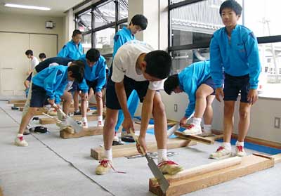 27日行われた三条第四中1年生の木工用工具学習