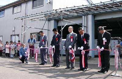 14日行われたゆうパック友の会の10月商品、加茂産ナシ「新高」の出発式のテープカット