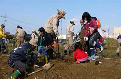 30日、須頃郷第2号公園で行われた「ネットワークみどり緑」の植樹祭