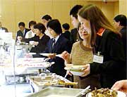 各国の母国料を味わいながら交流
