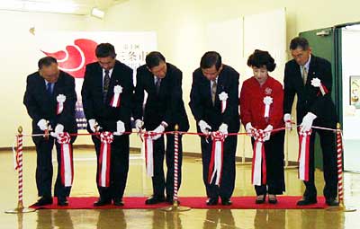開場式のテープカット、左から中條耕二市展運営委員長、佐藤佐久一市議会総務文教委員長、高橋市長、久住久俊市議会議長、日本画部門審査員の関登美恵さん、梨本清一教育委員長