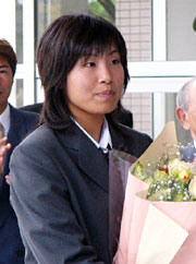 市役所玄関前で花束を受け取る若林さん