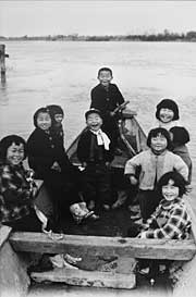 12月17日から東京都写真美術館で開かれる日本写真家協会展に展示される、『田園の微笑』収録作品「俺が船長だぞ」