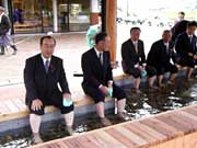 さっそく「酒呑童子の湯」に足をつける関係市町の首長ら