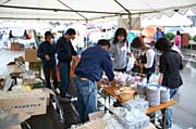 テントの中は商品が山積み