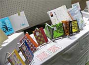原画とあわせて展示されている工藤さんや保手浜さんの著作
