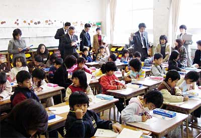 18日開かれた三条市立一ノ木戸小学校の社会か研究発表会の公開授業