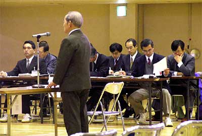 13日開かれた三条市火葬場の都市計画素案についての公聴会で公述人の意見を聞く市の担当職員