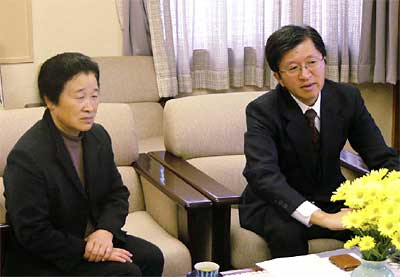 故高山巌県議の妻、一枝さん(左)と長男正巳さん(右)