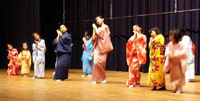 27日の発表会に向けて三条市中央公民館で子ども文化日本舞踊体験教室の子どもたちと練習する雅鶴会