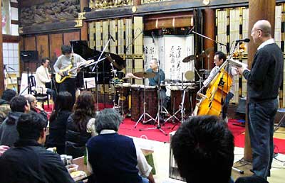 20日、福勝寺で開かれた第22回お寺で音楽を楽しむ会「2'nd Fukushoji Jazz inn」