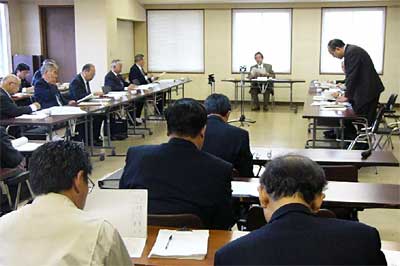 22日、燕市で開かれた市議会産業建設常任委員会協議会