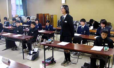 28日開かれた平成17年度三条市住民海外派遣研修事業中学生班出発あいさつ式で自己紹介する中学生