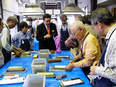 5、6の2日間開かれた三条鍛冶道場の秋の三条道具まつりの包丁研ぎ講座