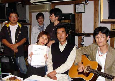 「なつかしい歌が聞こえるコンサート in 潟東 2005」を主催する実行委員会の吉田代表が参加するバンド「orange」