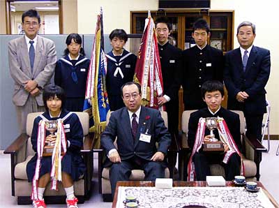 高橋市長を表敬訪問した燕中学校の男女駅伝チーム