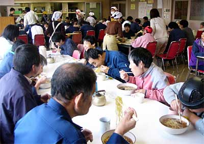 三条飲食店組合のラーメン慰問でプロのラーメンを味わういからしの里の園生