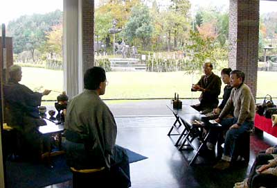 20日、諸橋徹次記念館で開かれた男子茶遊会の5周年記念市民呈茶席、漢学の里と八木ヶ鼻など下田の自然を借景に立礼で