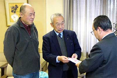 左から川崎さん、柄沢さん、高橋燕市長