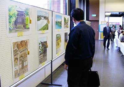 28日、三条信用金庫本店を皮切りに始まった「第23回ふるさと絵画コンクール」の巡回展