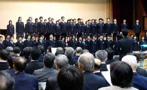 5日行われた県立燕中等教育学校の開校記念式典で学校紹介を行う生徒