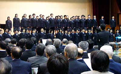 5日行われた県立燕中等教育学校の開校記念式典で学校紹介を行う生徒