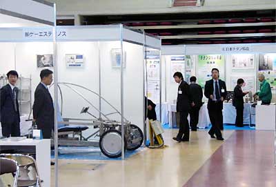 17、18の2日間、県央地域地場産業振興センターで開かれている「ものづくりネットワーク交流フェア in 燕三条 2005」