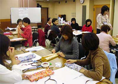 24日開かれた燕商工会議所の小売商業“女性・おかみさん”セミナー第2弾のラッピング講習会