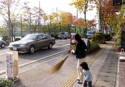 7日、この日3回目の落ち葉掃除をする西裏館3地内の酒店