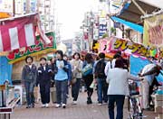 子どもたちでにぎわう本寺小路