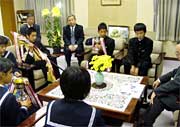 高橋市長を表敬訪問した燕中学校の男女駅伝チーム
