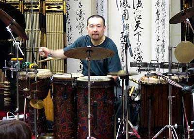 60種を超える打楽器を持参して演奏するパーカッショニスト、岡部洋一さん