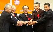 3市町の社協会長と首長で握手