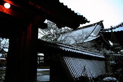 雪景色の三条市・本成寺、10日午前6時53分
