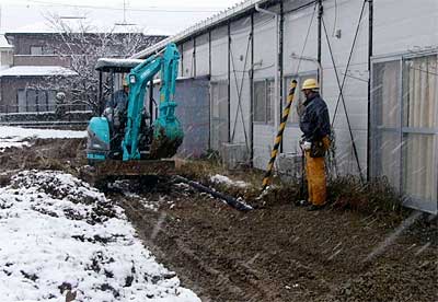 三条市内の仮設住宅で行われている改良工事