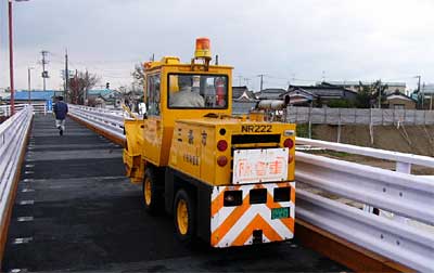 2日、一新橋の自転車、歩行者専用の仮橋で歩道用除雪車の試運転