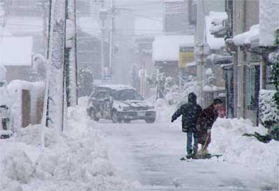 18日午前9時11分、三条市興野地内で除雪作業をする市民