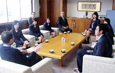 三条市に水害復興に役立ててほしいと5万円を寄付した加茂暁星高校生徒会