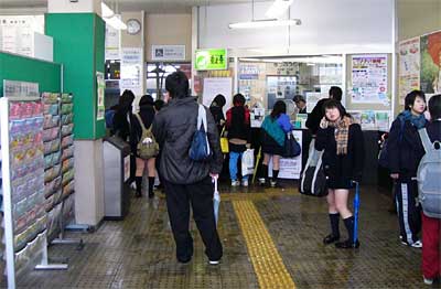 JR東三条駅に足止めされた利用客