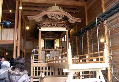 分水町が復元、納品された歌舞伎屋台「地蔵堂本町屋台」、手前が花道